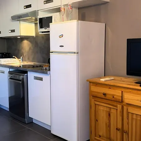 Attractive T2 Bis Through Ideally Located Apartment