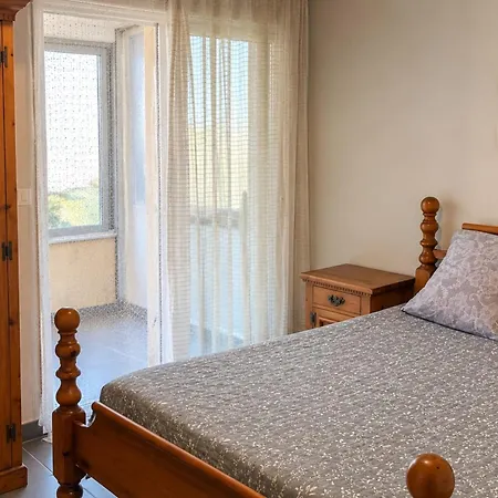 Attractive T2 Bis Through Ideally Located Apartment