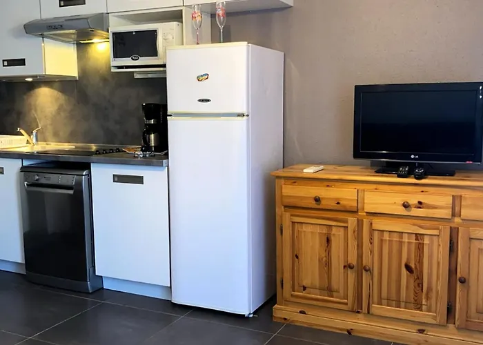 Attractive T2 Bis Through Ideally Located דירה אגדה