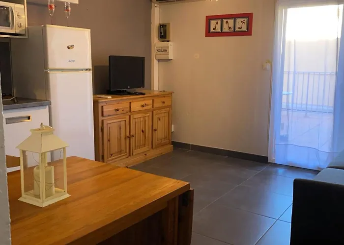 Attractive T2 Bis Through Ideally Located דירה